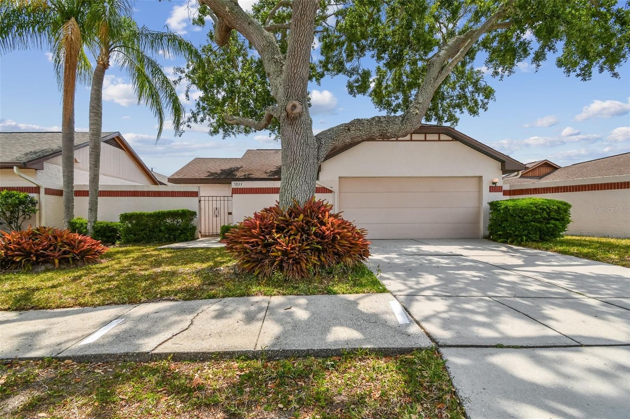 Nhà bán ở TAMPA, FL 33635 | 3 beds| 2 baths| $375,000